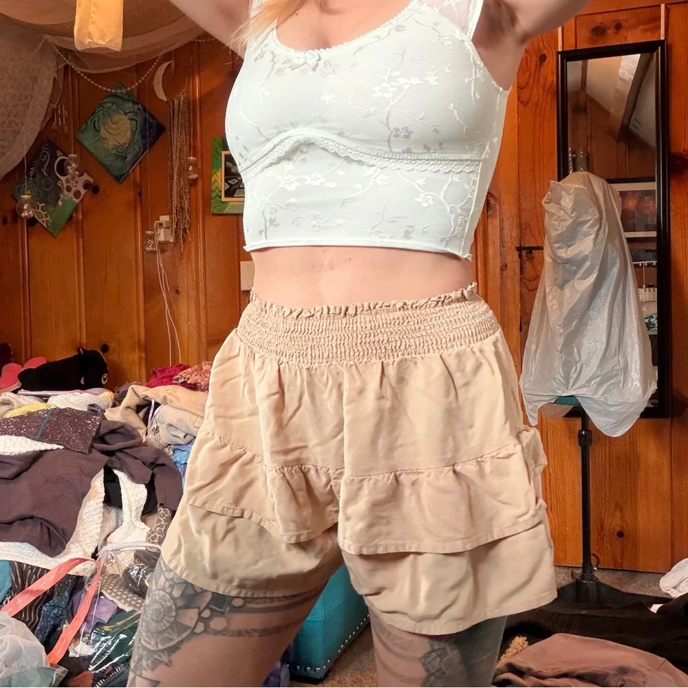 Beige Ruffled Shorts size M - Picture 8 of 8